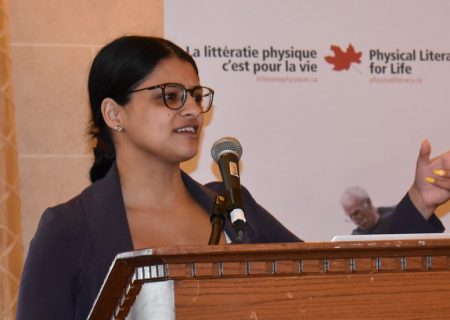 Comment s’assurer que les filles récemment immigrées s’impliquent dans le sport et la littératie physique ?